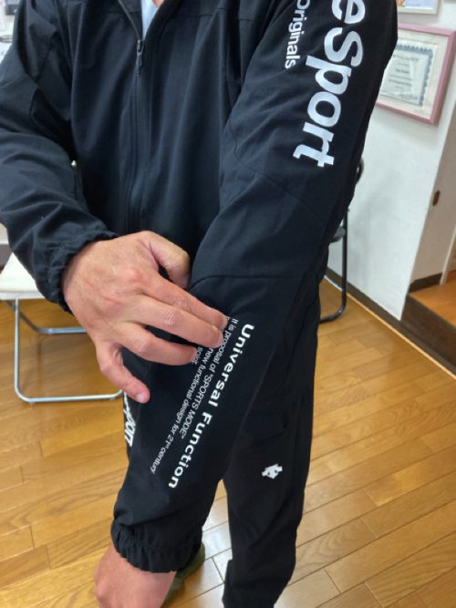 肘の痛む場所の写真