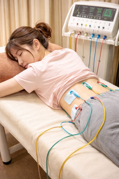 整形外科で電気治療を受けている様子